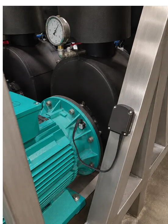 Motor industrial monitoreado con sensor ASYSTOM