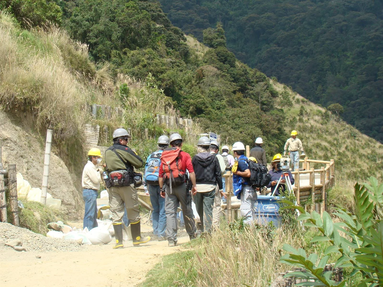 Equipo técnico de Larquin en campo, en un proyecto de infraestructura de montaña