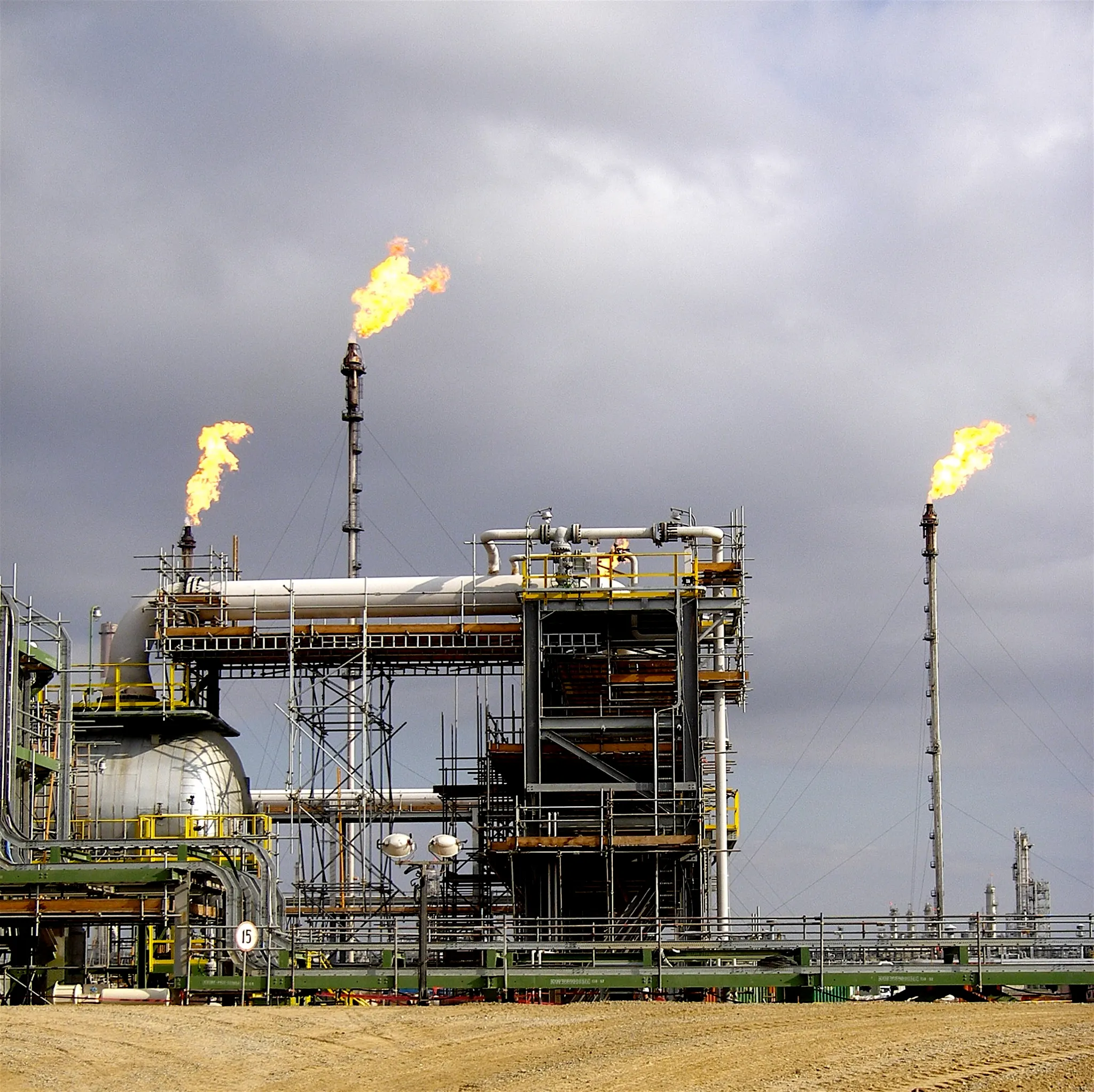 Antorchas de gas en una instalación industrial