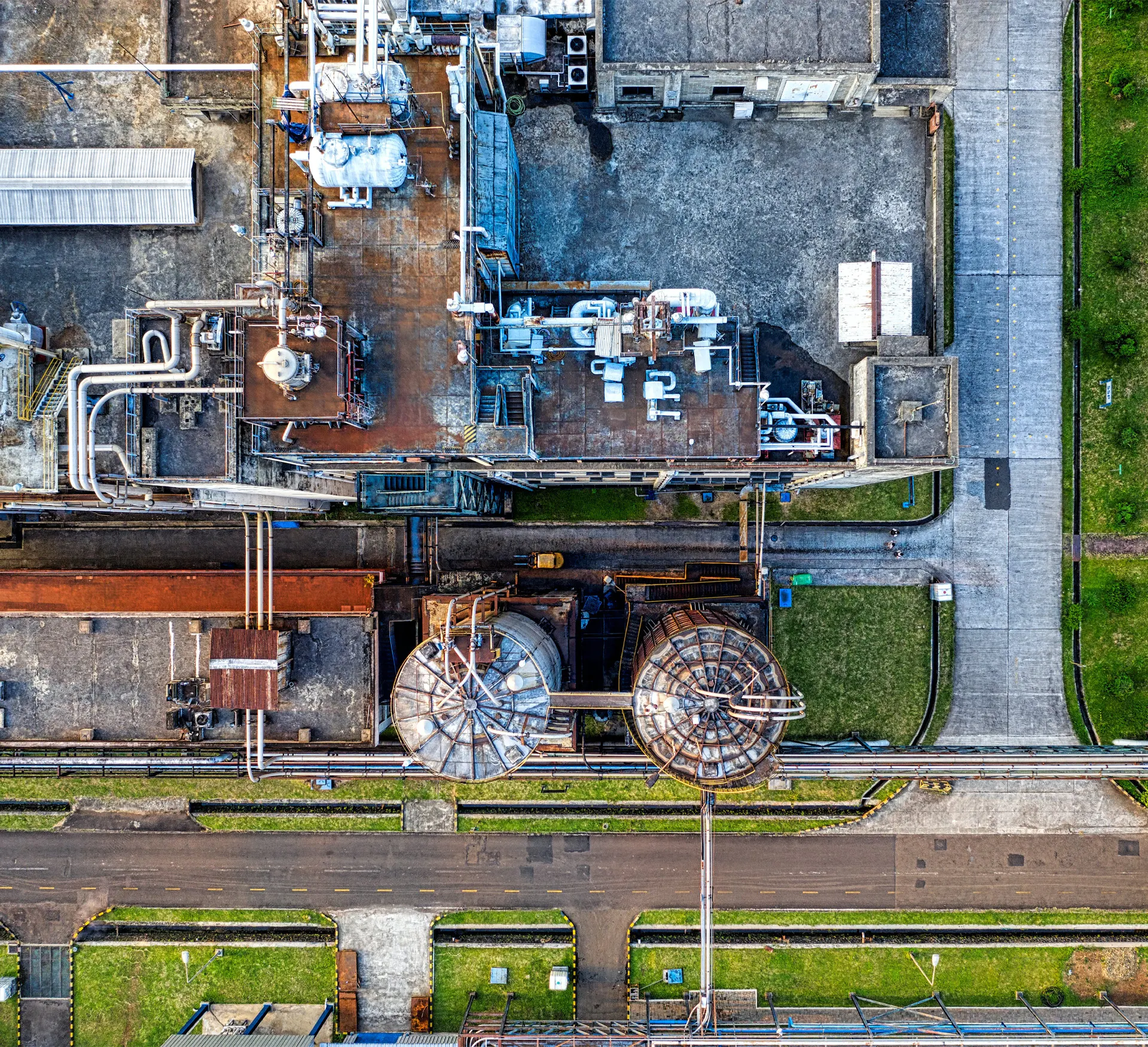 Vista aérea de una refinería y sus líneas de proceso