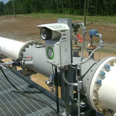 Medidor FLUENTA instalado en una línea de proceso industrial