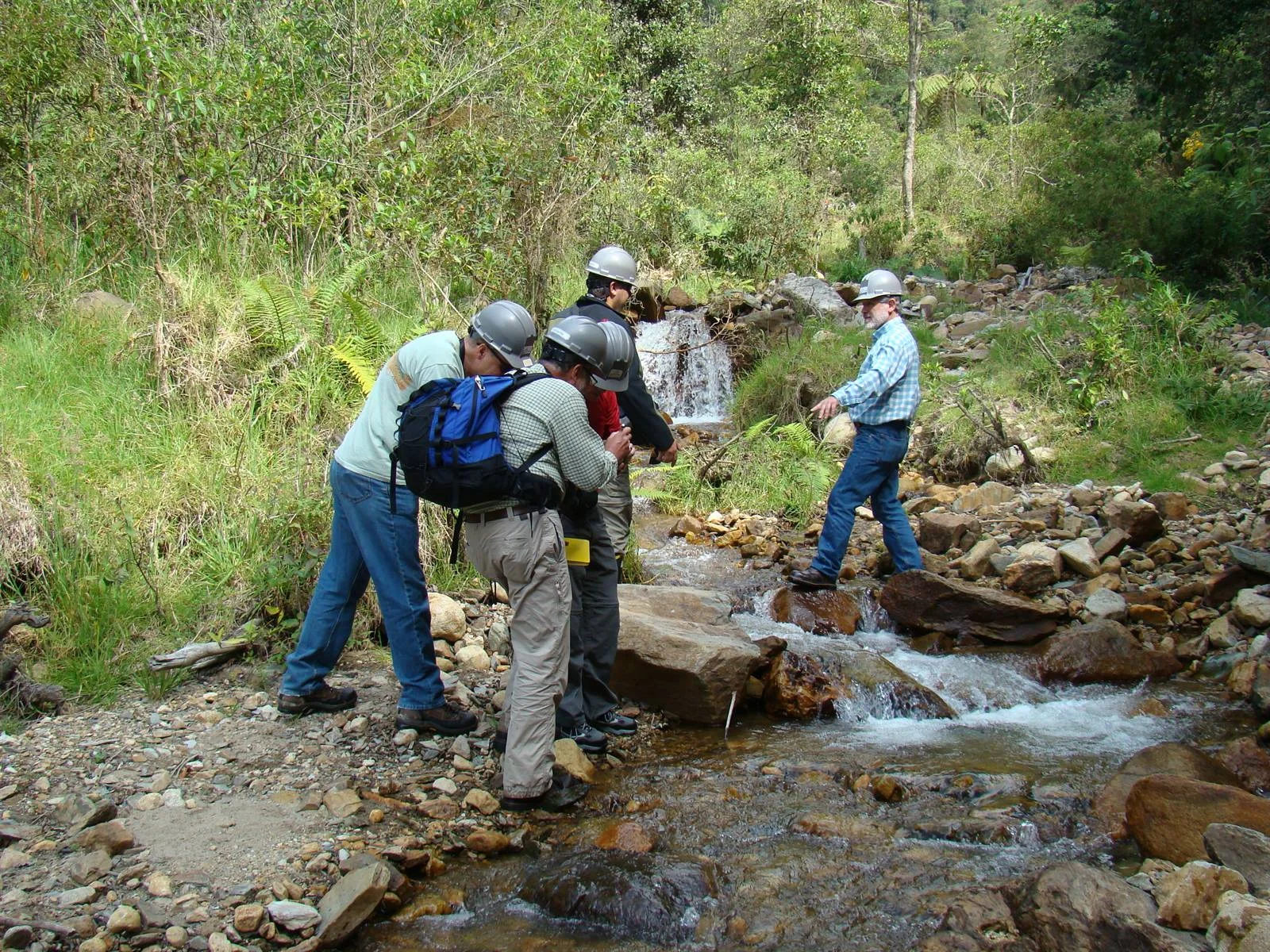 Toma de muestras de sedimento durante una evaluación de un ecosistema acuático