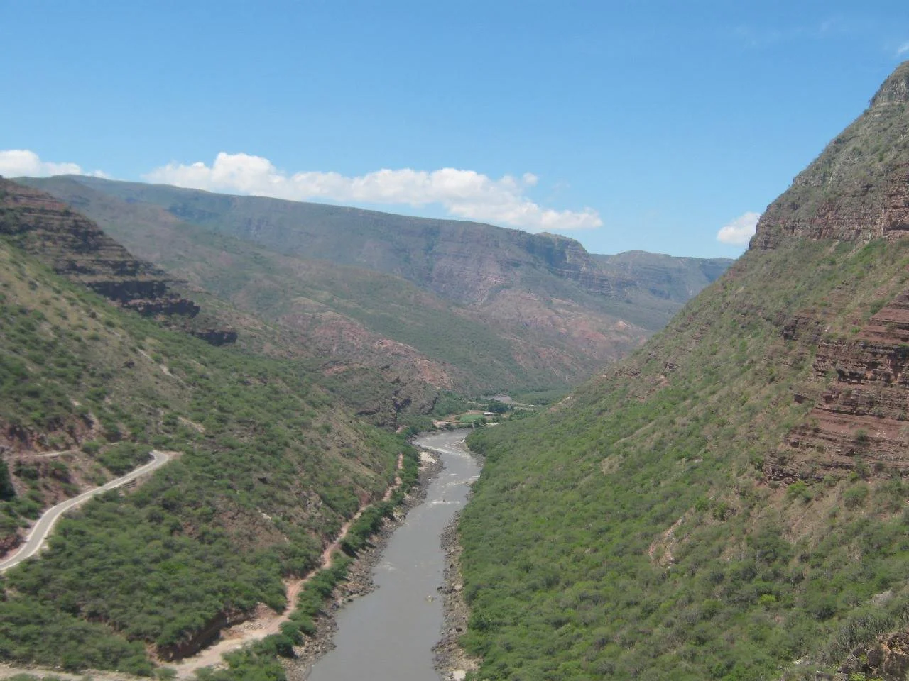 Cañón y río en zona de influencia de un proyecto de desarrollo